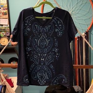 Navy vneck tshirt - flattering filigree design